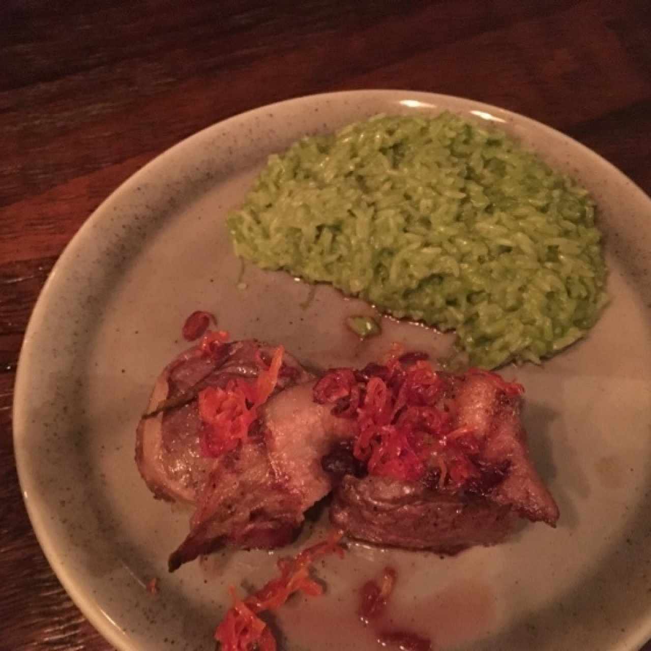 Carne con tocino y arroz verde