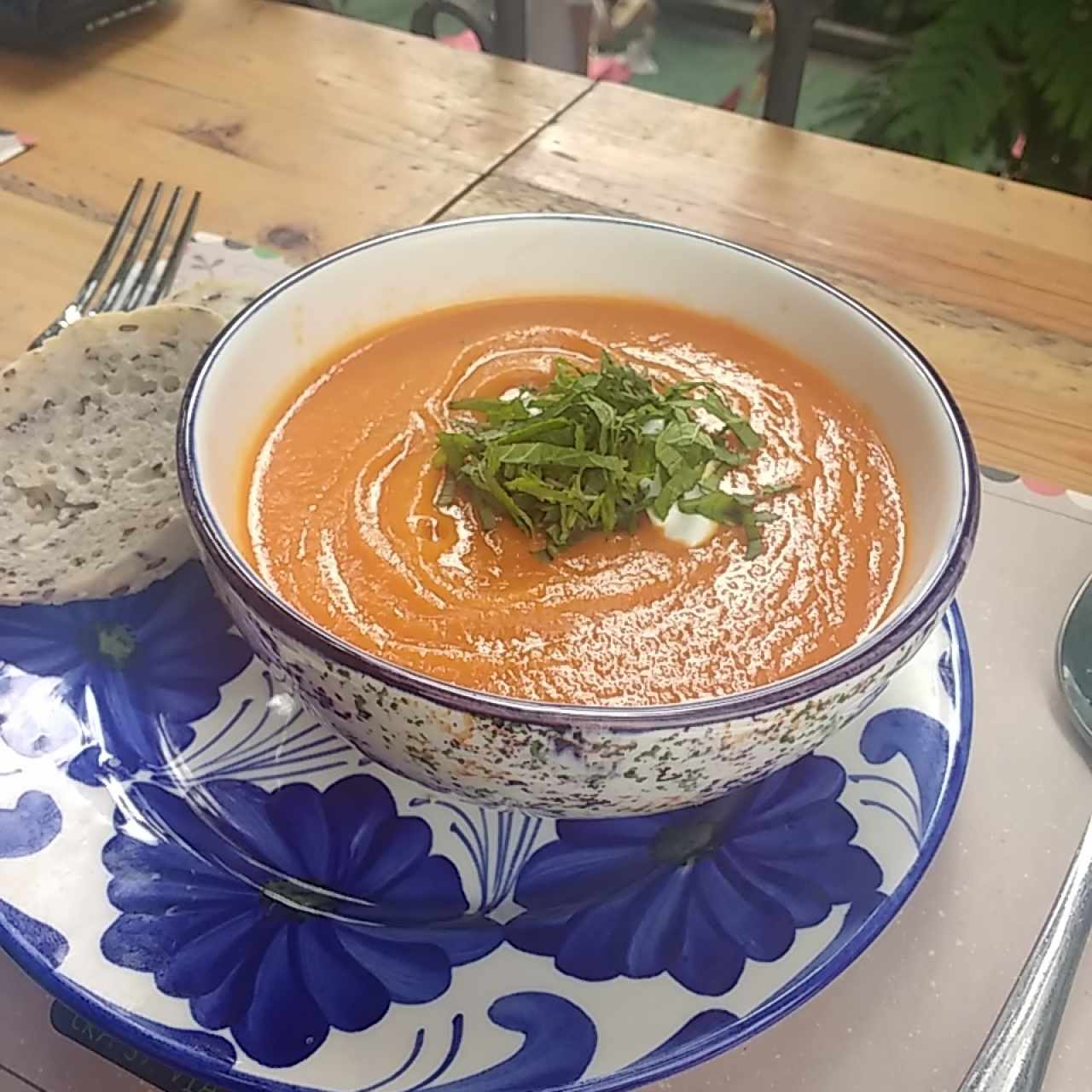 sopa de tomate y yogur griego