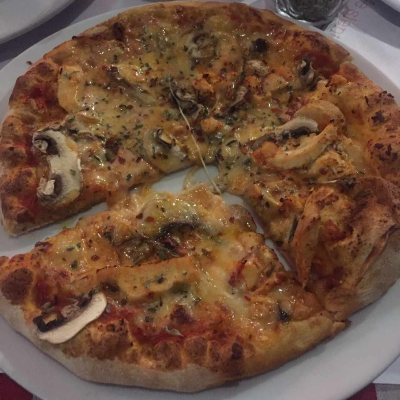 pizza personal de pollo con champiñones