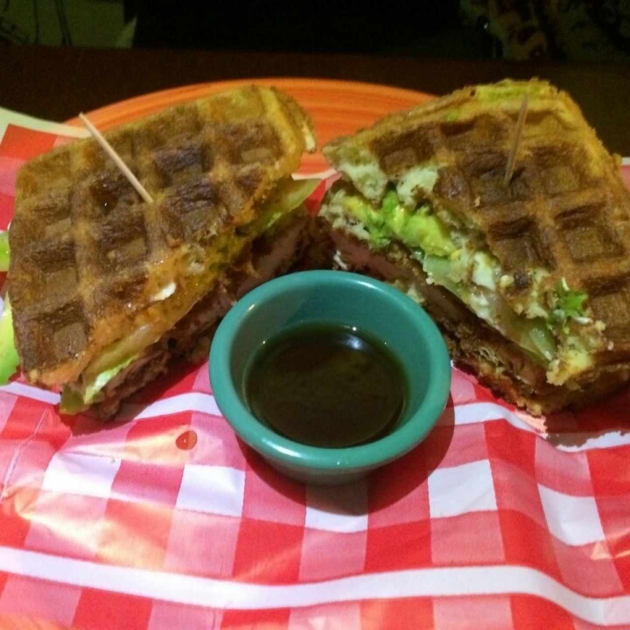 chicken and waffle sándwich