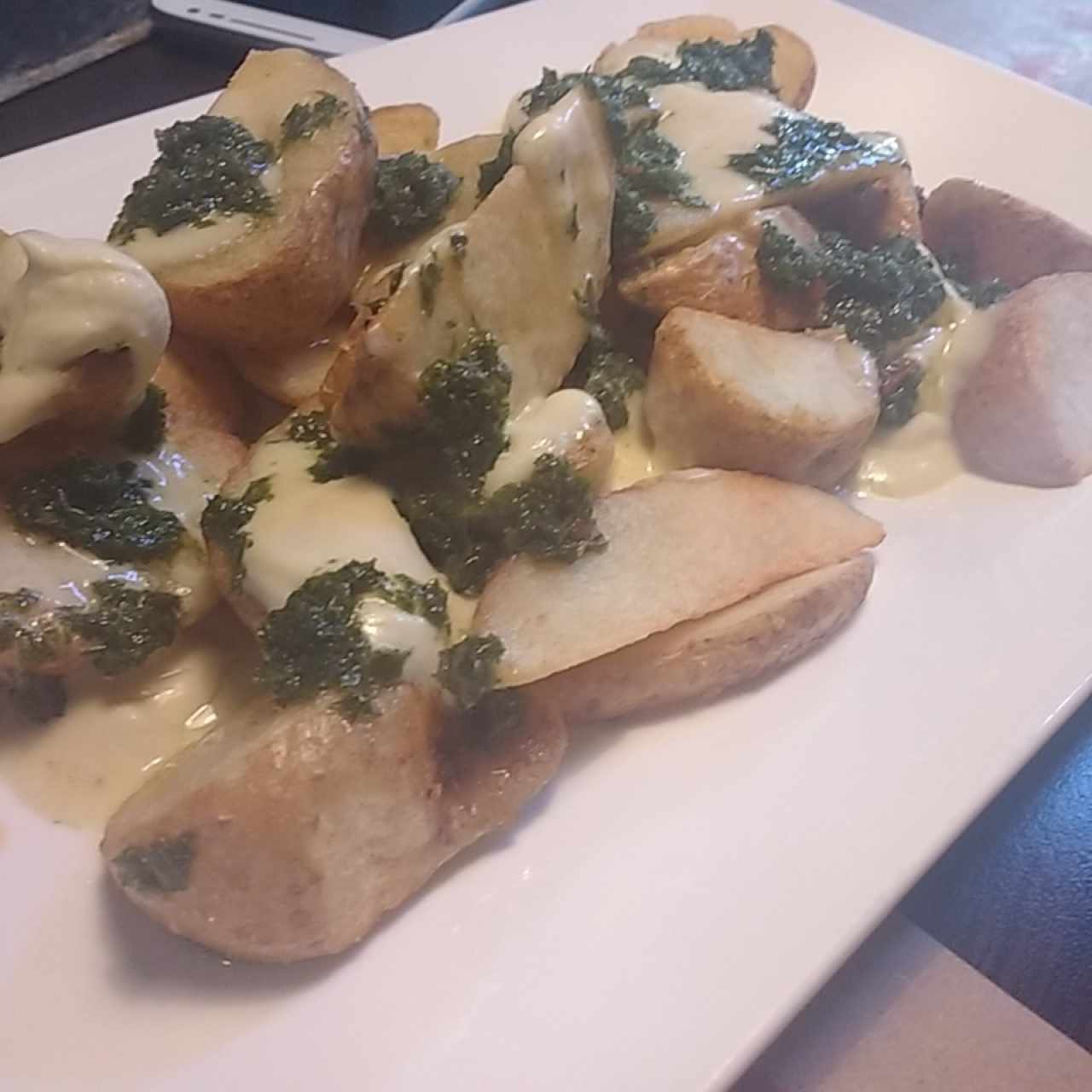 Cascos de papa con queso azul y chimichurri 
