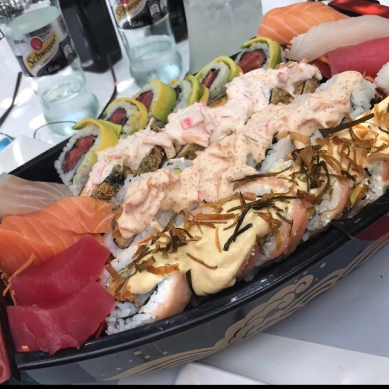 un barco de sushi. sashimi. nigiris