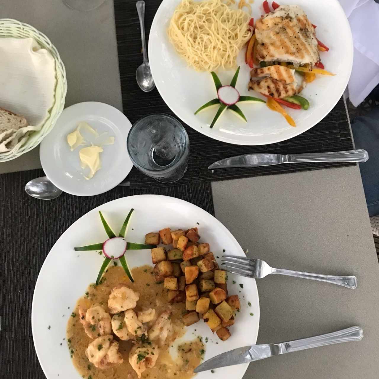 lanhostinos en salsa de coñac o escalopina de corbina tricolor