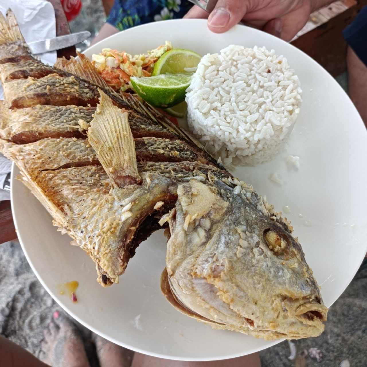 pescado frito con arroz con coco