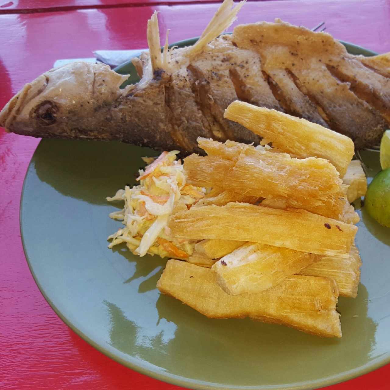 pescado frito con yuca y ensalada