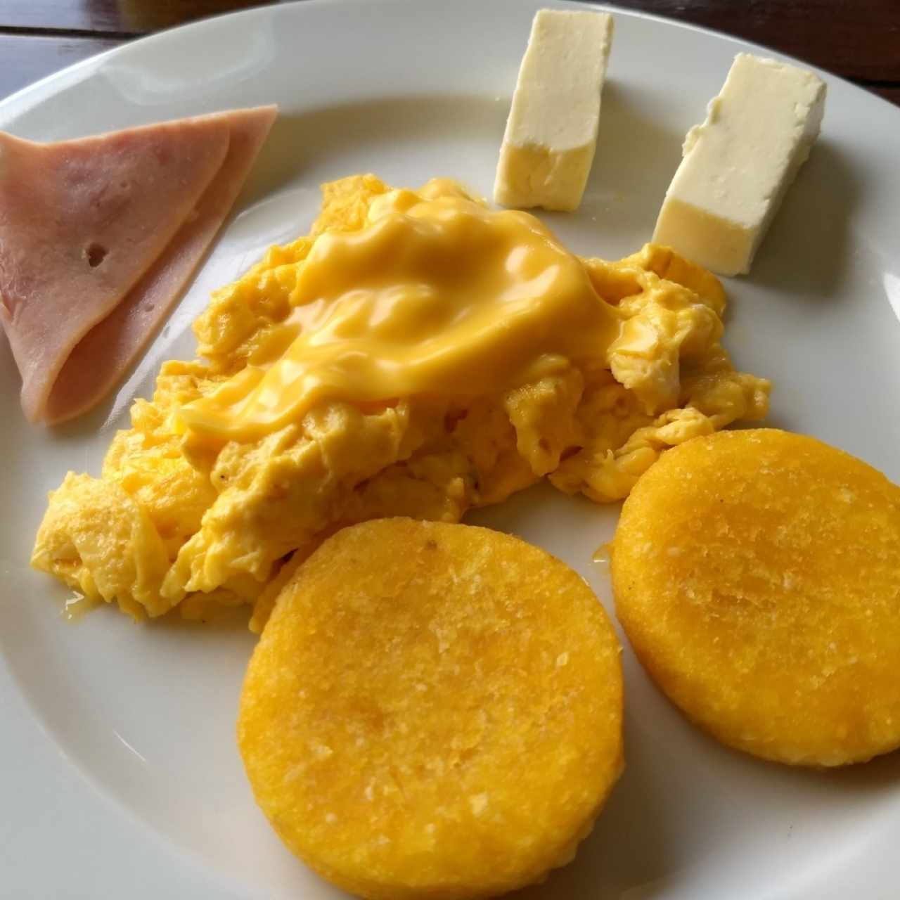 Huevos revueltos con queso, jamón y tortilla
