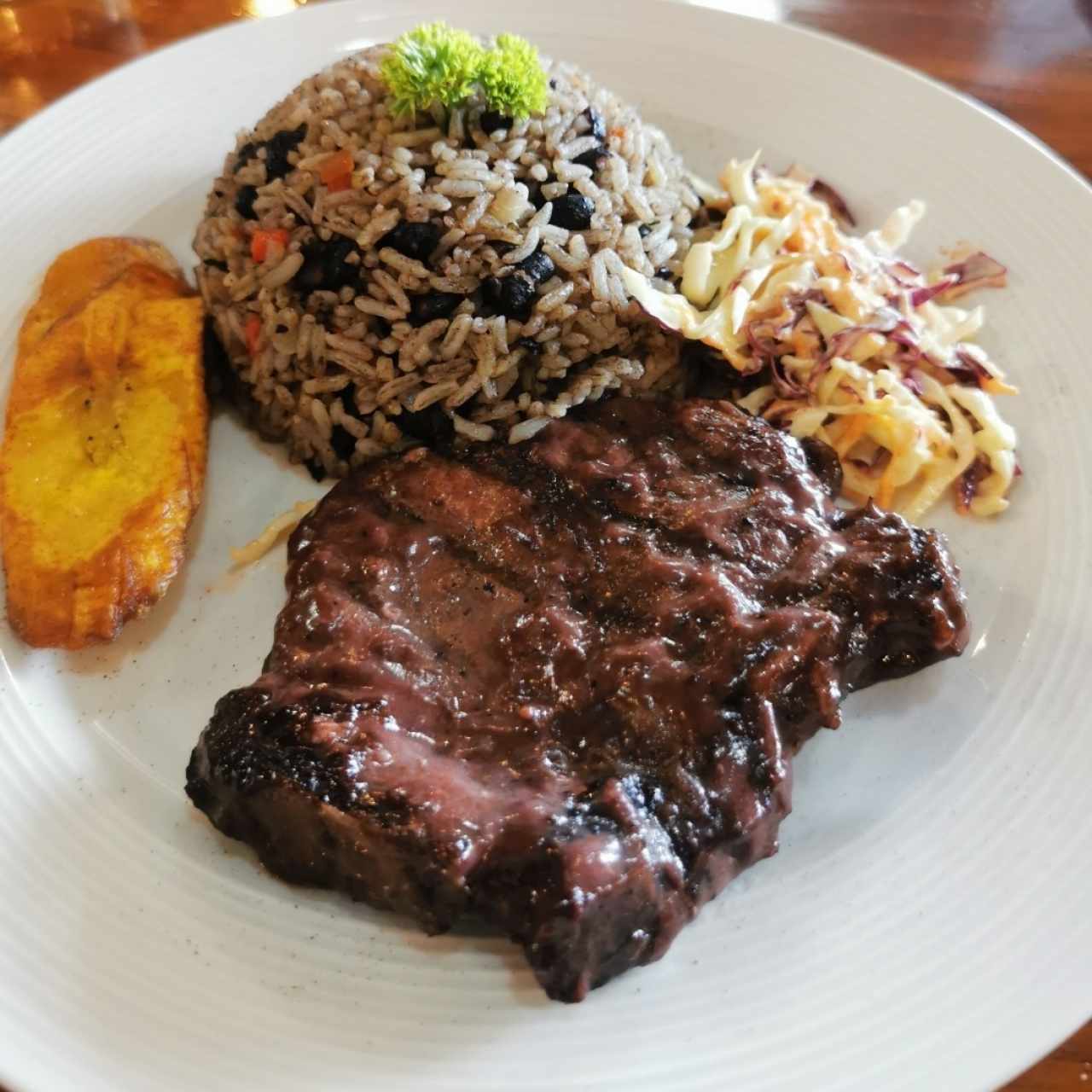 Almuerzo 3 en 1 (gallo pinto, ensalada de repollo, Tajada y chuleta en salsa de vino)