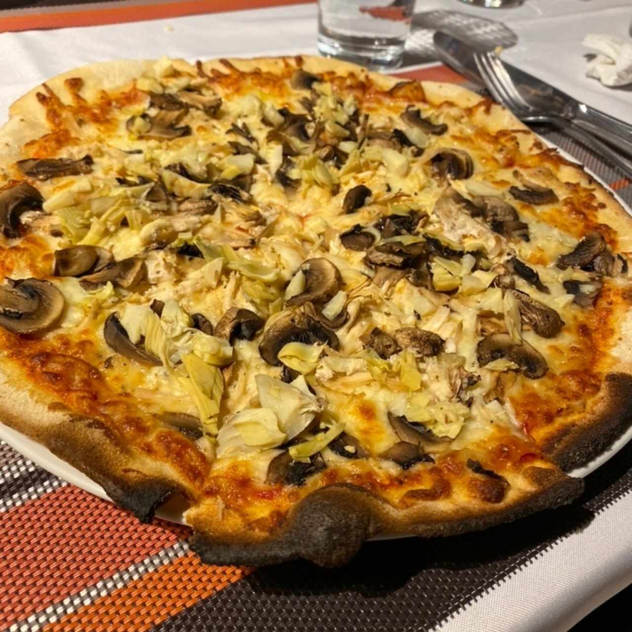 Pizza de alcachofas, pollo y champiñones