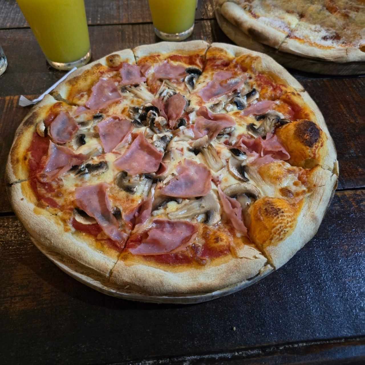 pizza de jamon y hongos