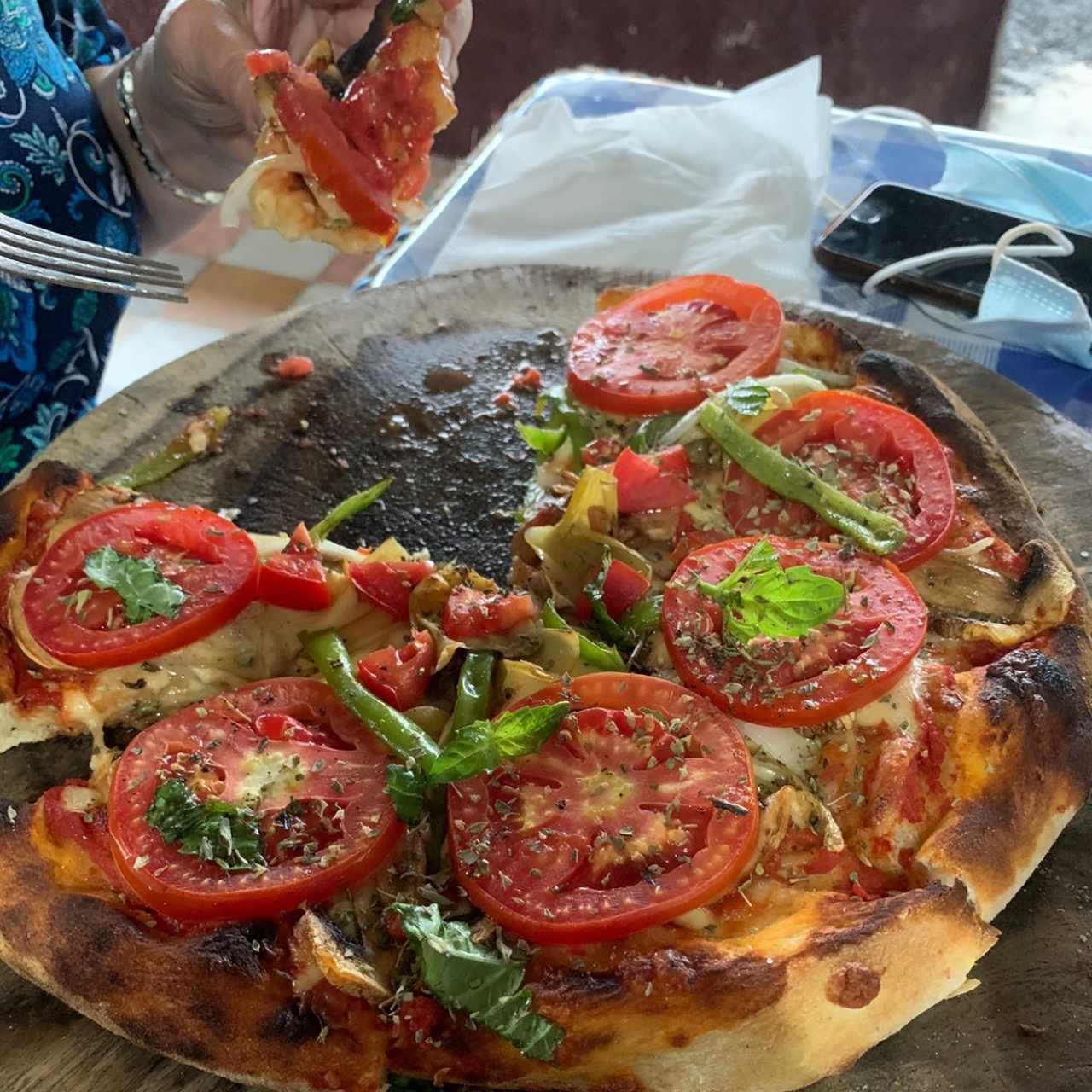 pizza de vegetales con tomate