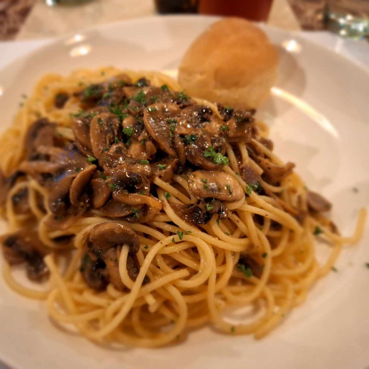 Spaghetti aglio olio e funghi