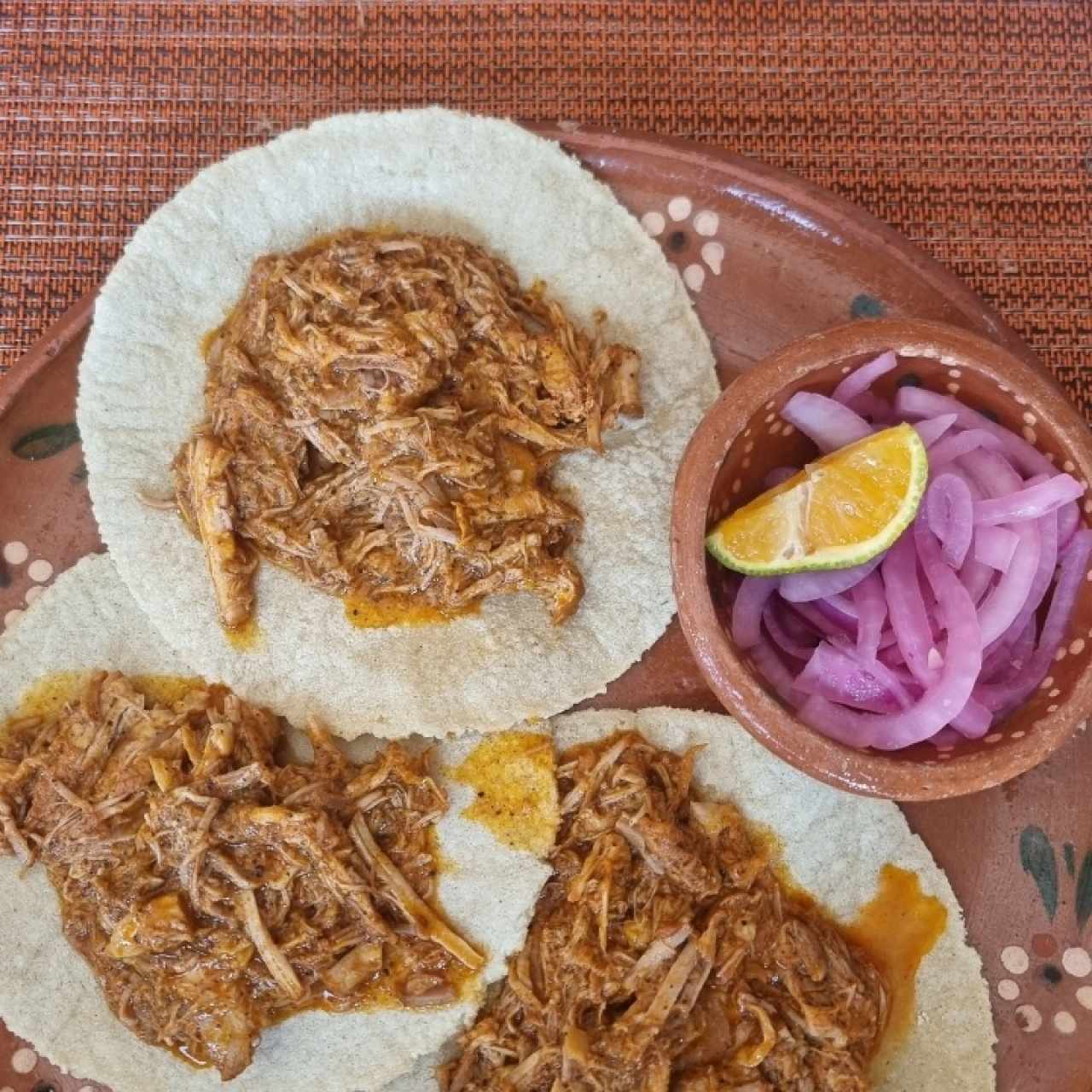 Tacos de cochinilla pibil