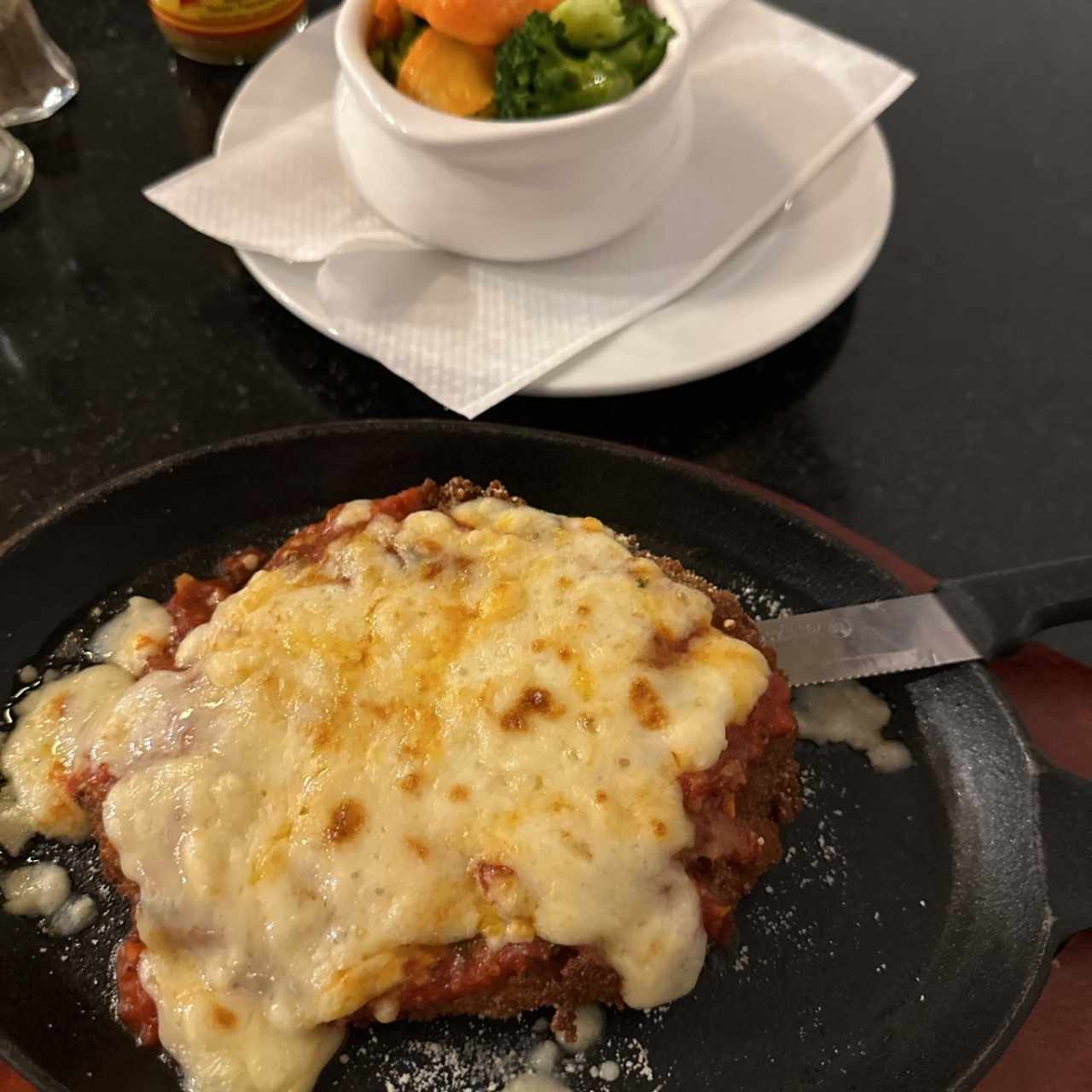 Milanesa de res con vegetales salteados 