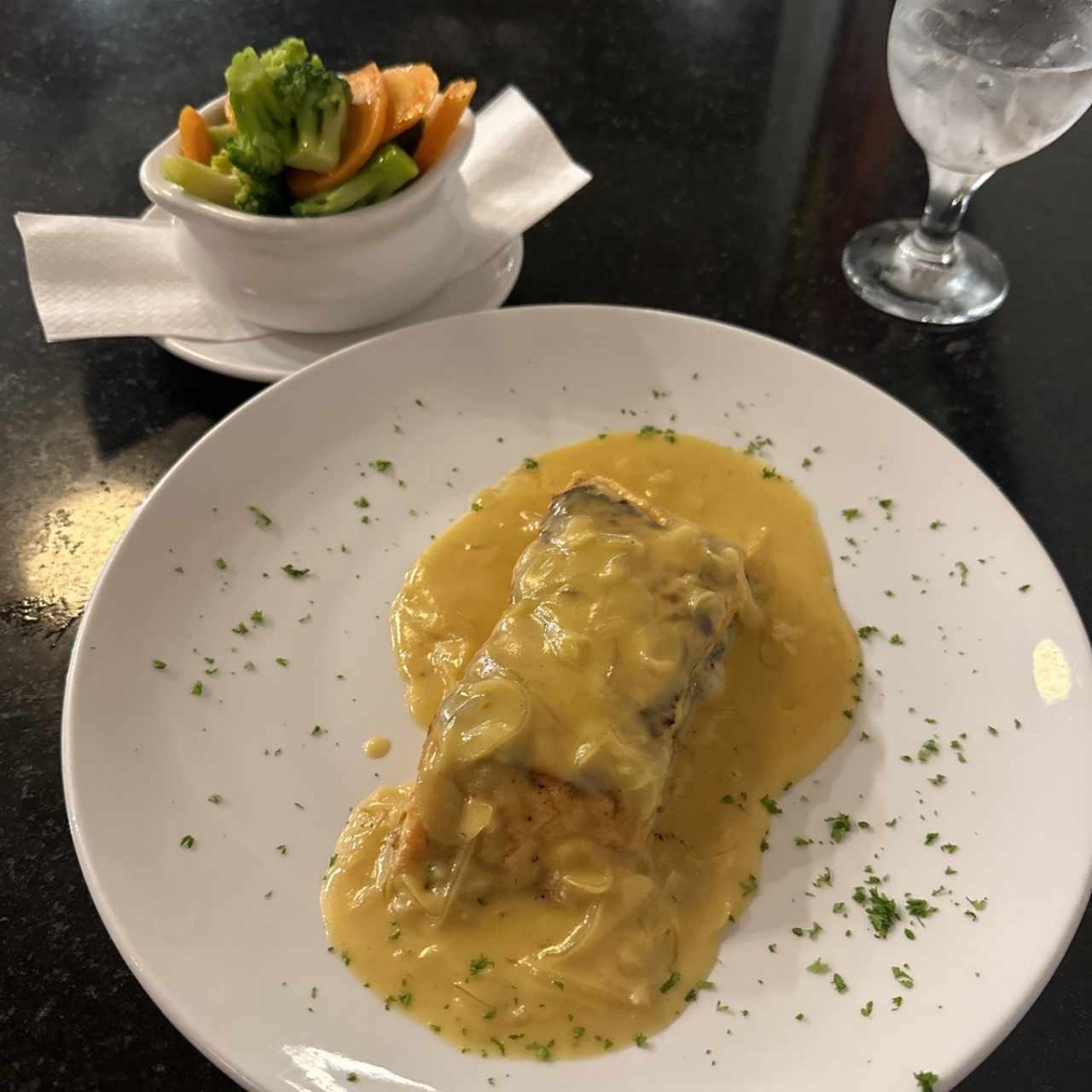 Salmón en salsa de cebolla, mostaza y miel con vegetales salteados 