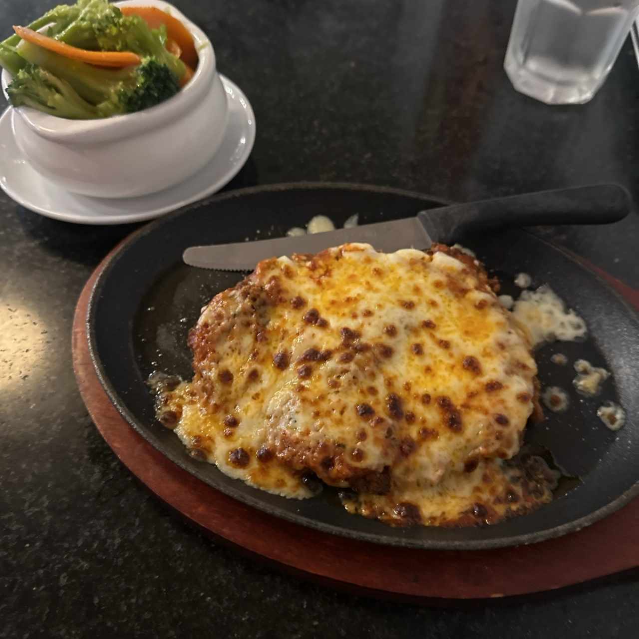 Milanesa de res con vegetales salteados 