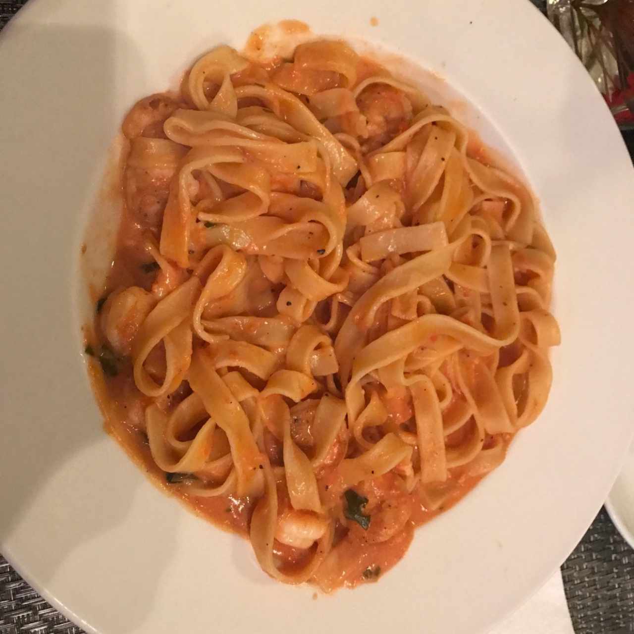 Fettuccine en salsa rosada con camarones (sorry ya lo probé🙈)