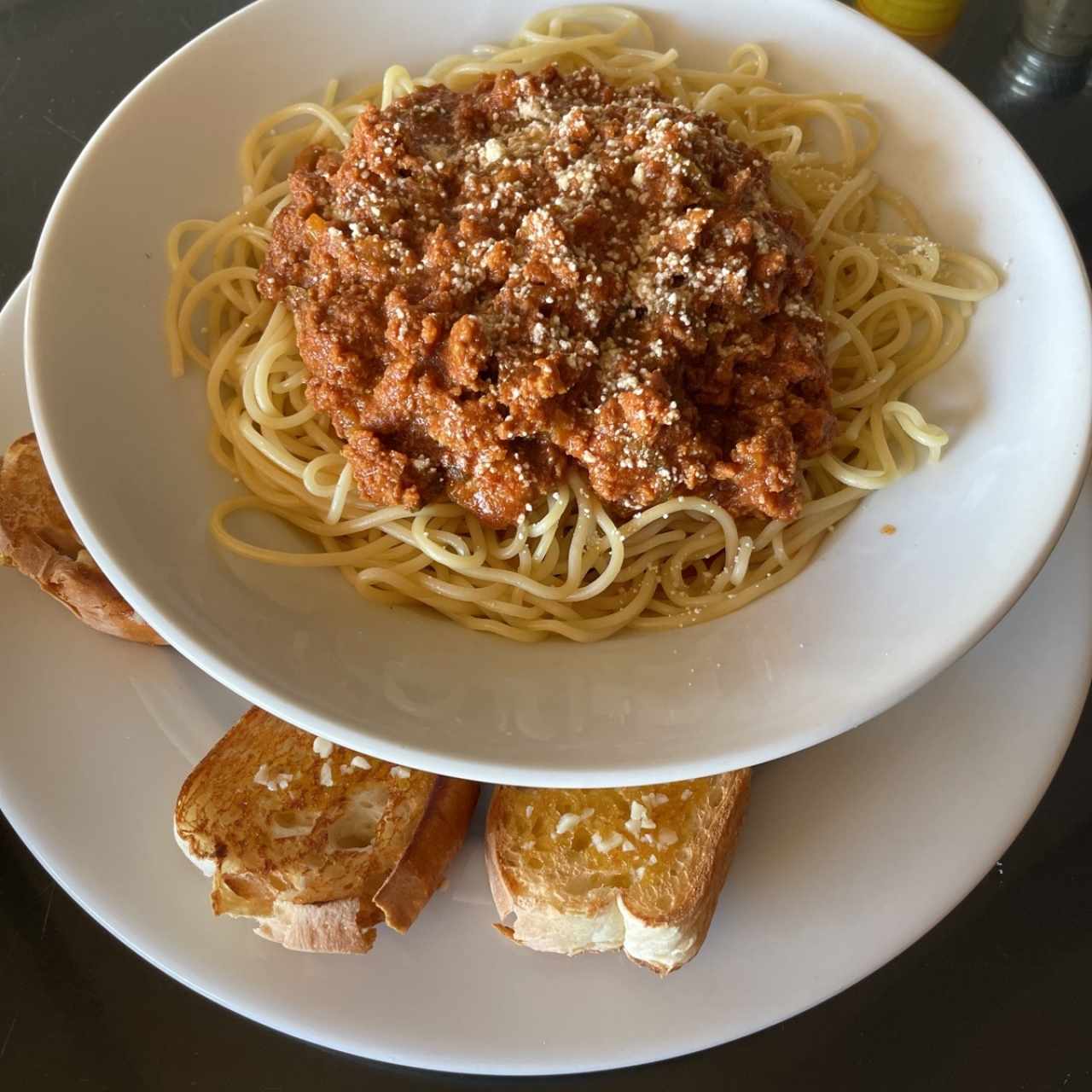 spaghetti boloñesa con pan de ajo