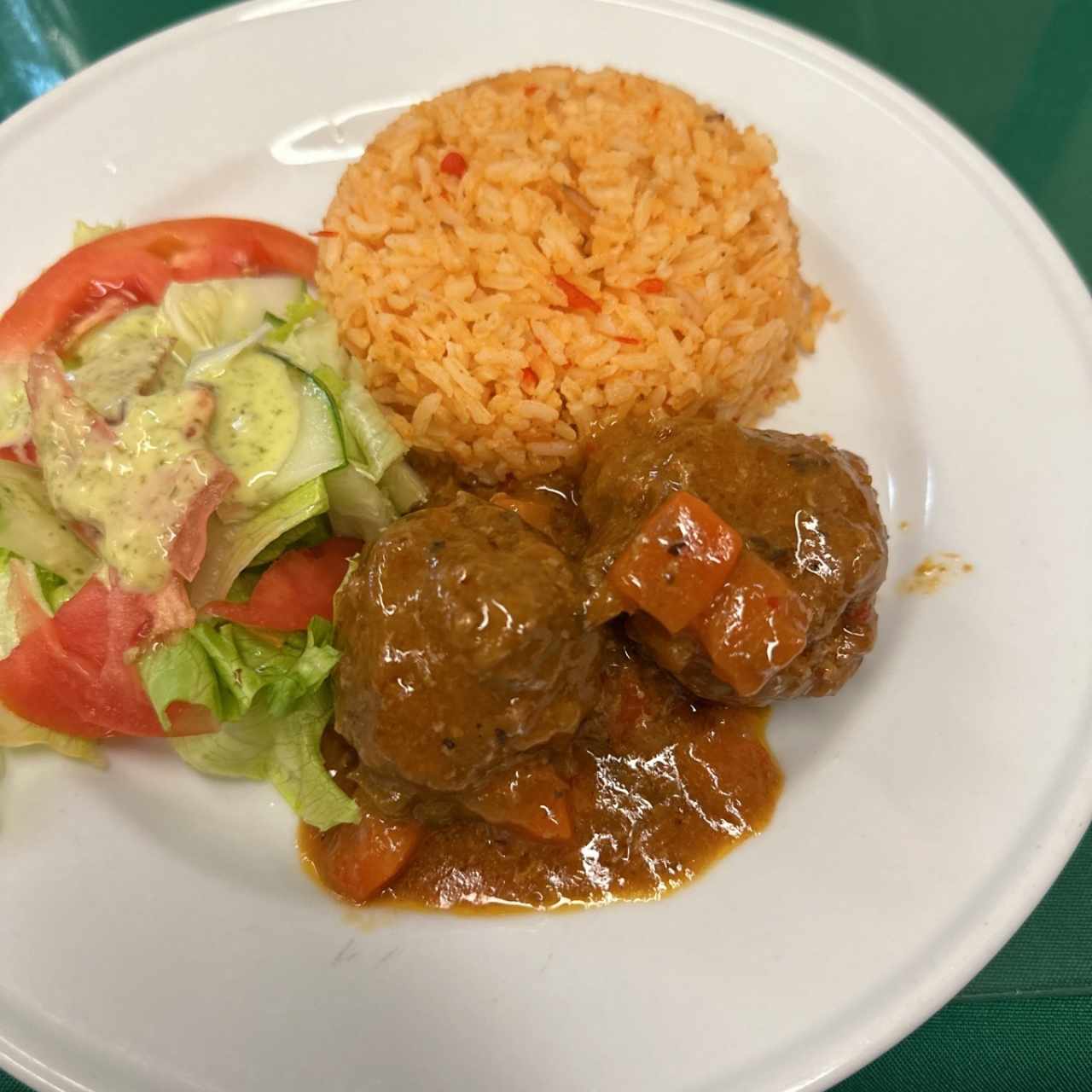 Albóndigas a la criolla con arroz y ensalada 