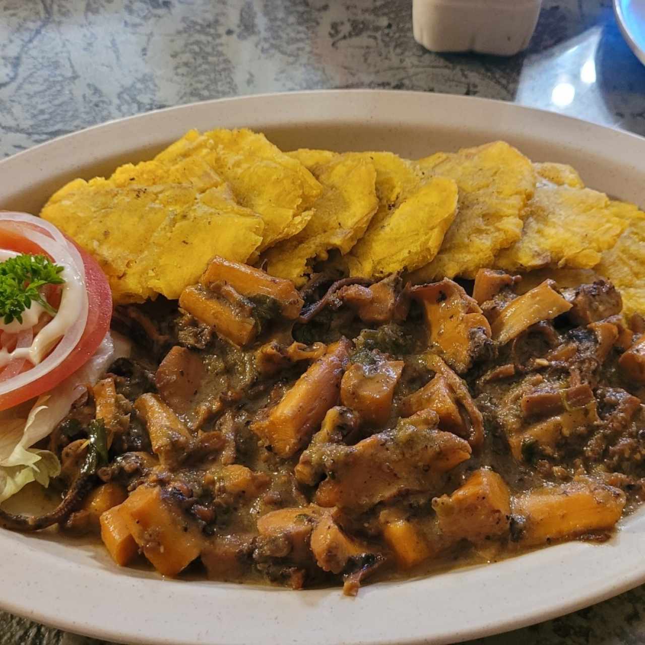 Pulpo a la costeña con patacones