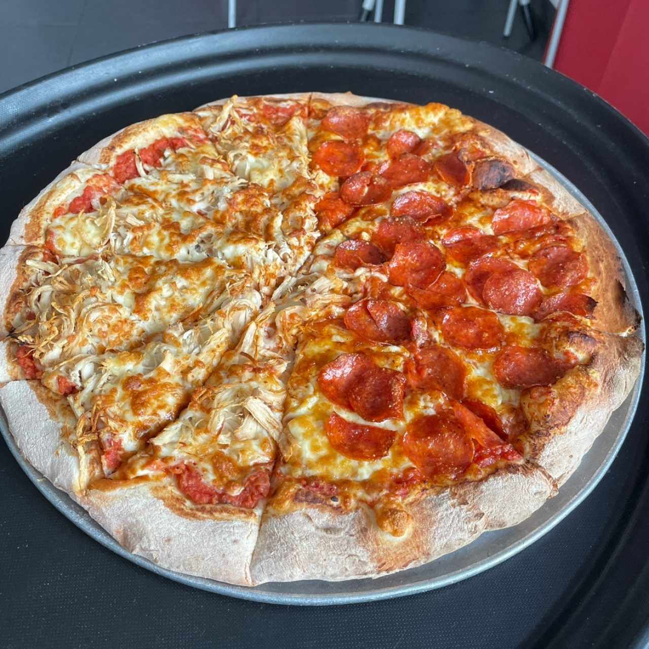 Pizza mitad pizza mitad pollo 