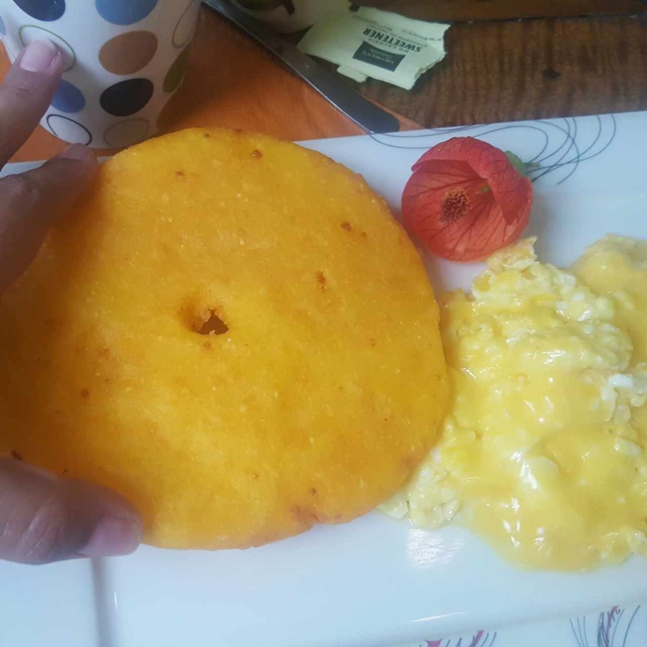 huevos revueltos con queso amarillo y tortilla