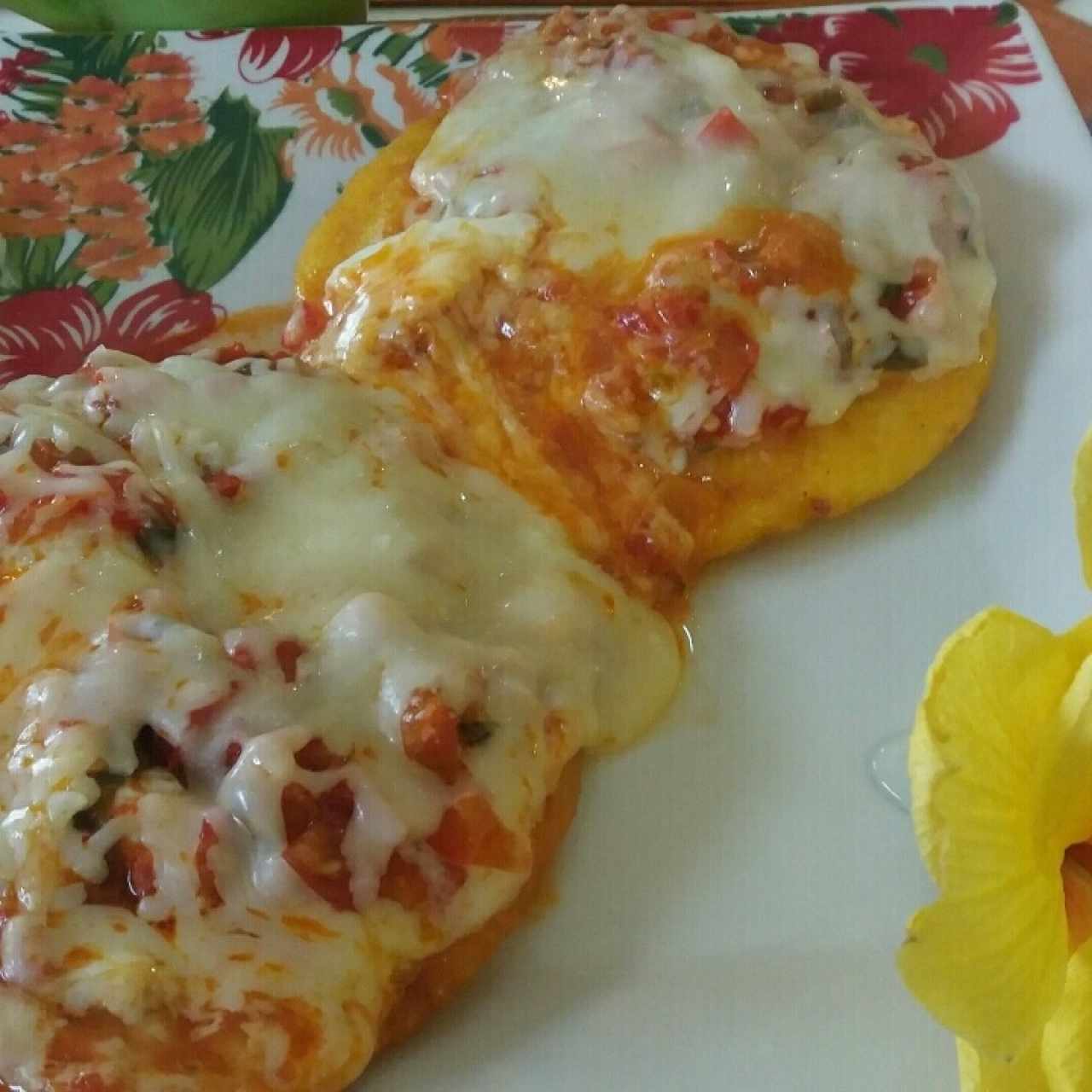 huevos rancheros sobre tortilla panameña