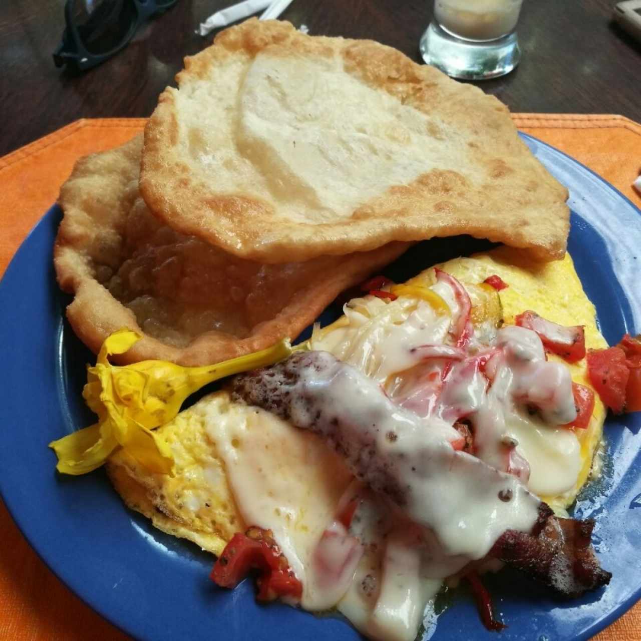 omelette de bacon, queso y pimentón con hojaldre