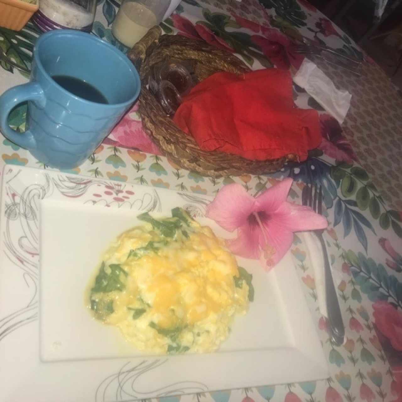 Huevos revuelto con queso mozarela y espinaca