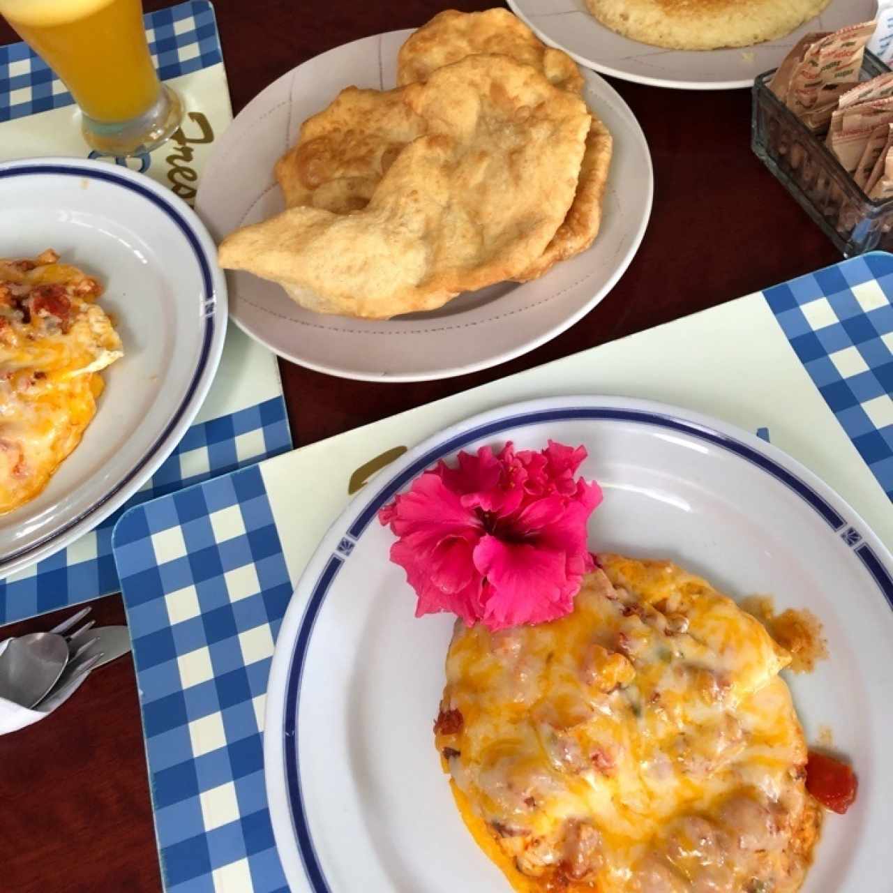 Huevos rancheros con tortilla panameña