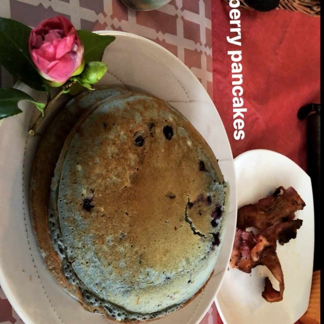 blueberry pancakes y tocino