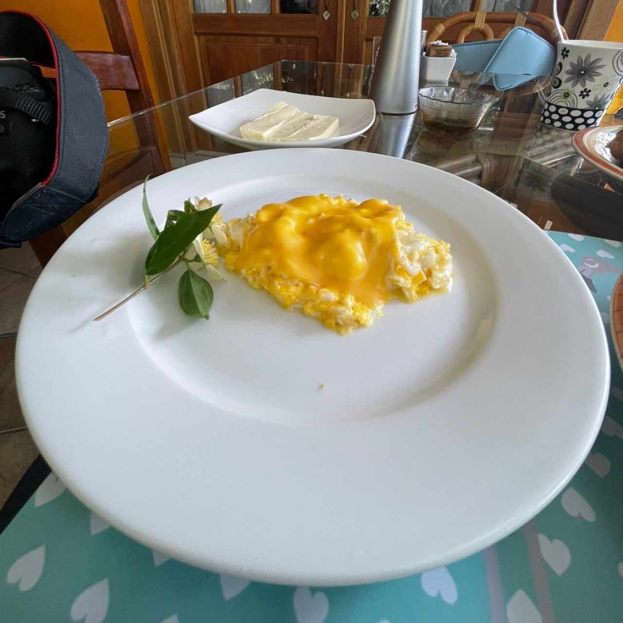 Huevos revueltos con queso amarillo y queso del país