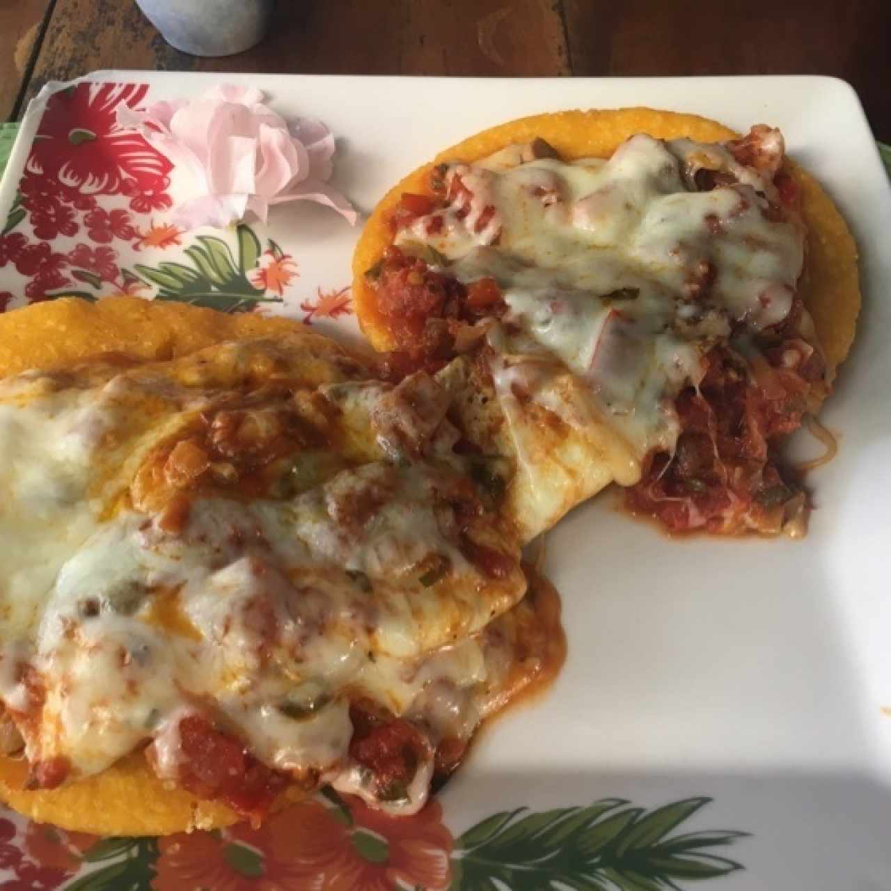 huevos rancheros con tortilla panameña