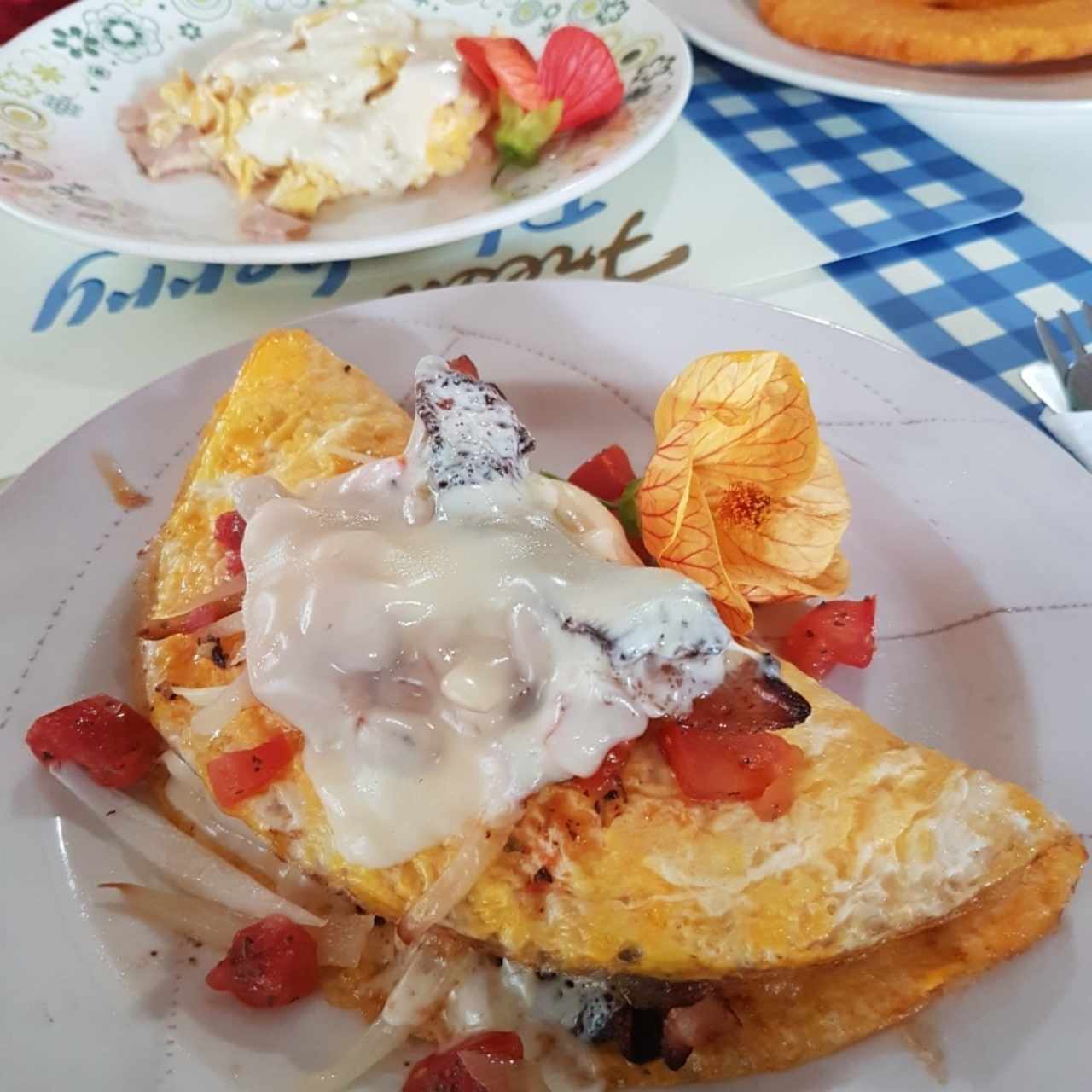 omelet de bacon, queso y vegetales