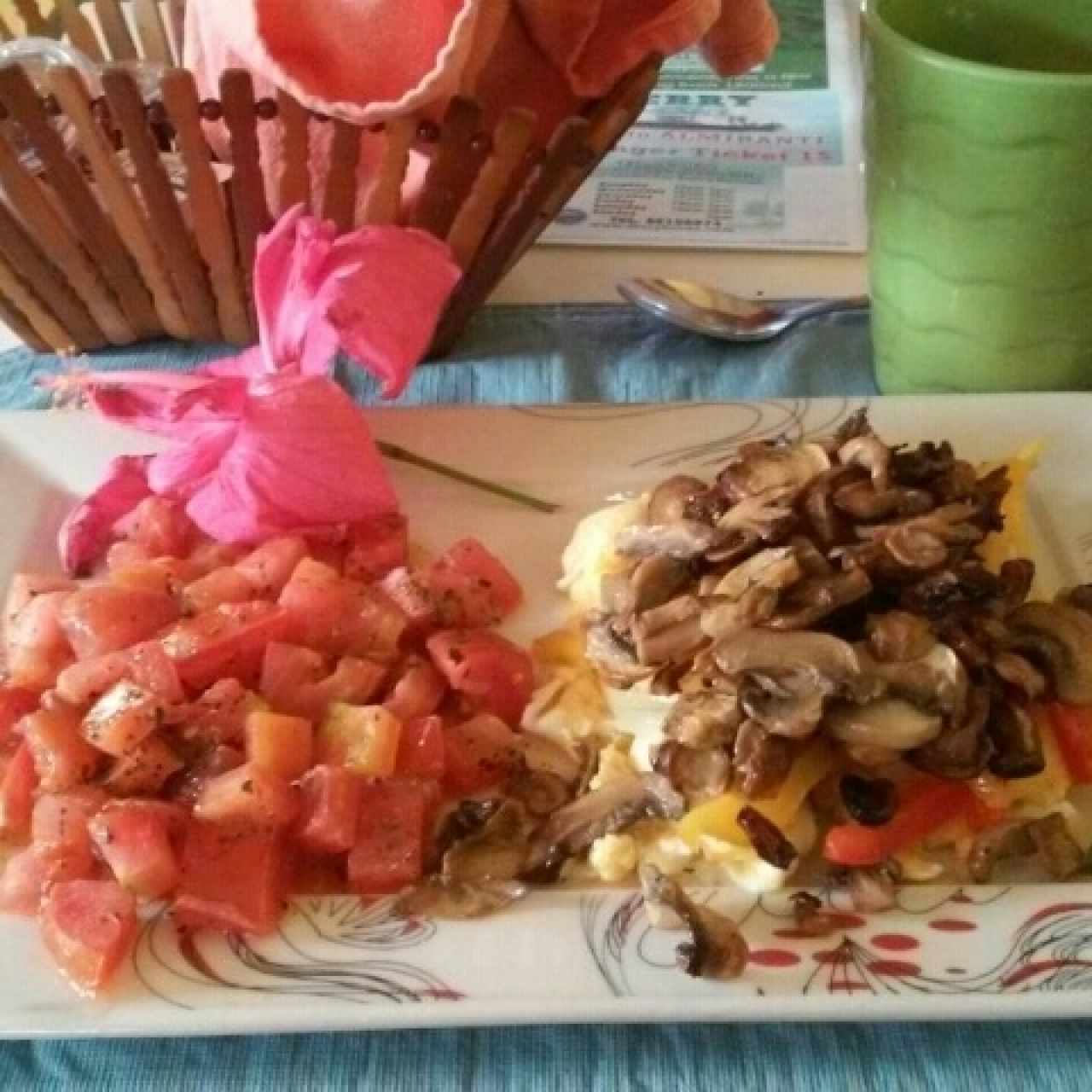 huevos revueltos con vegetales y hongos