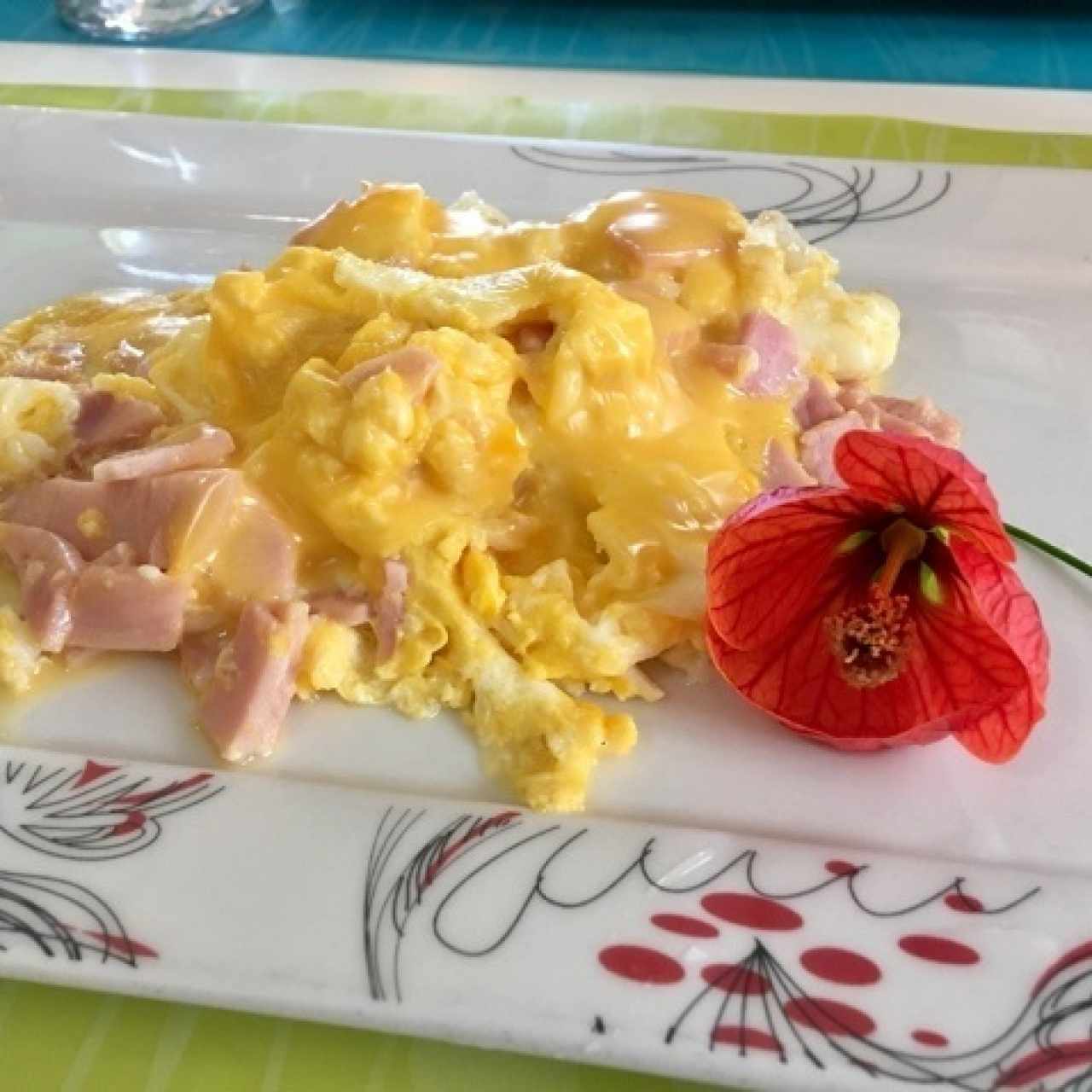 Omelette con jamón y queso