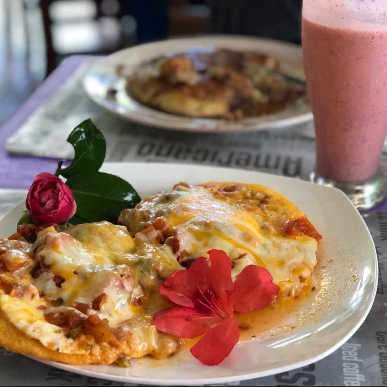 Huevos rancheros con tortilla panameña con barido de fresa🍳🍓