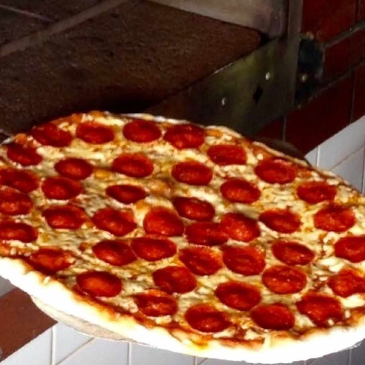 Pizza Familiar de peperoni 10$