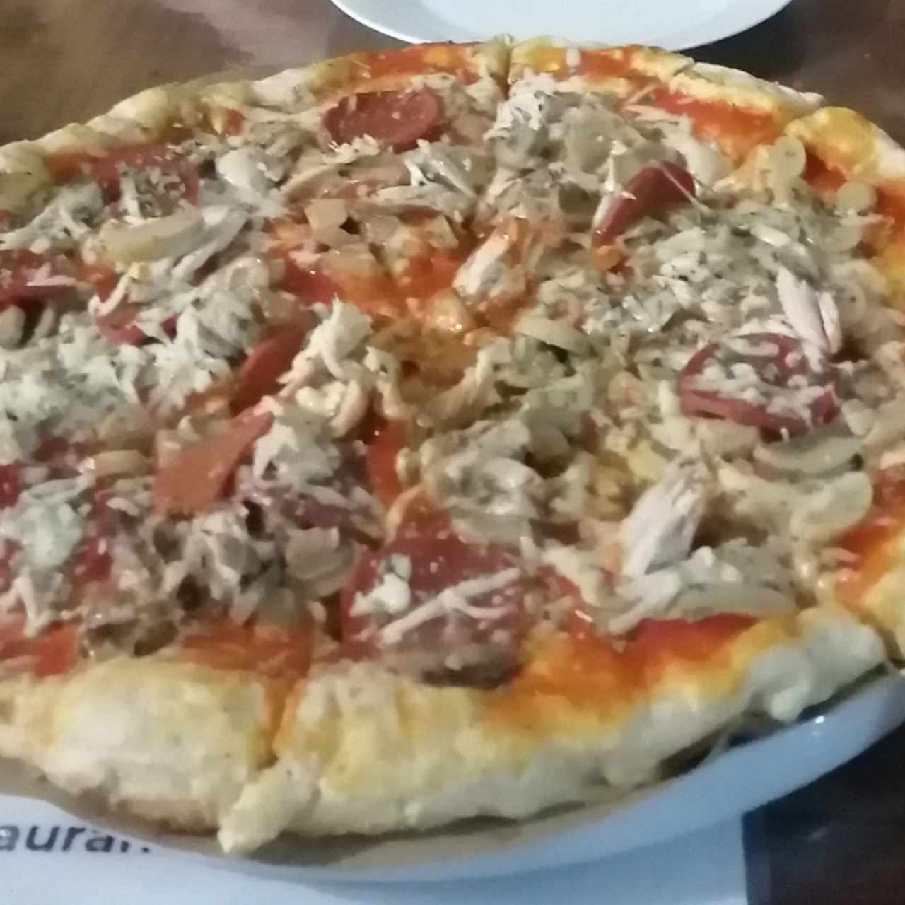 Pizza Artesanal de Pollo, Peperoni y Hongos. 