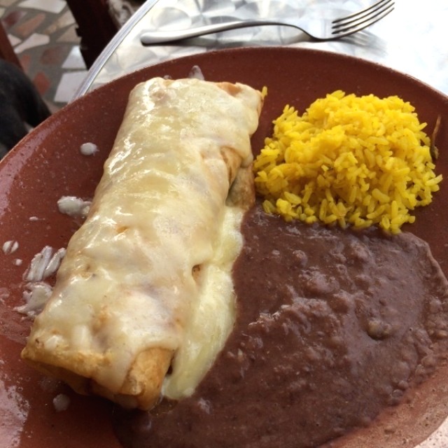 Chimichanga de pollo, salsa de quesos