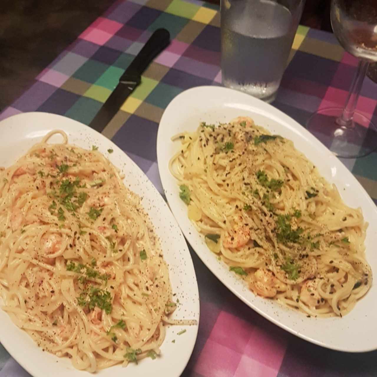 Pasta con camarones y berenjenas y camarones con salmón. 