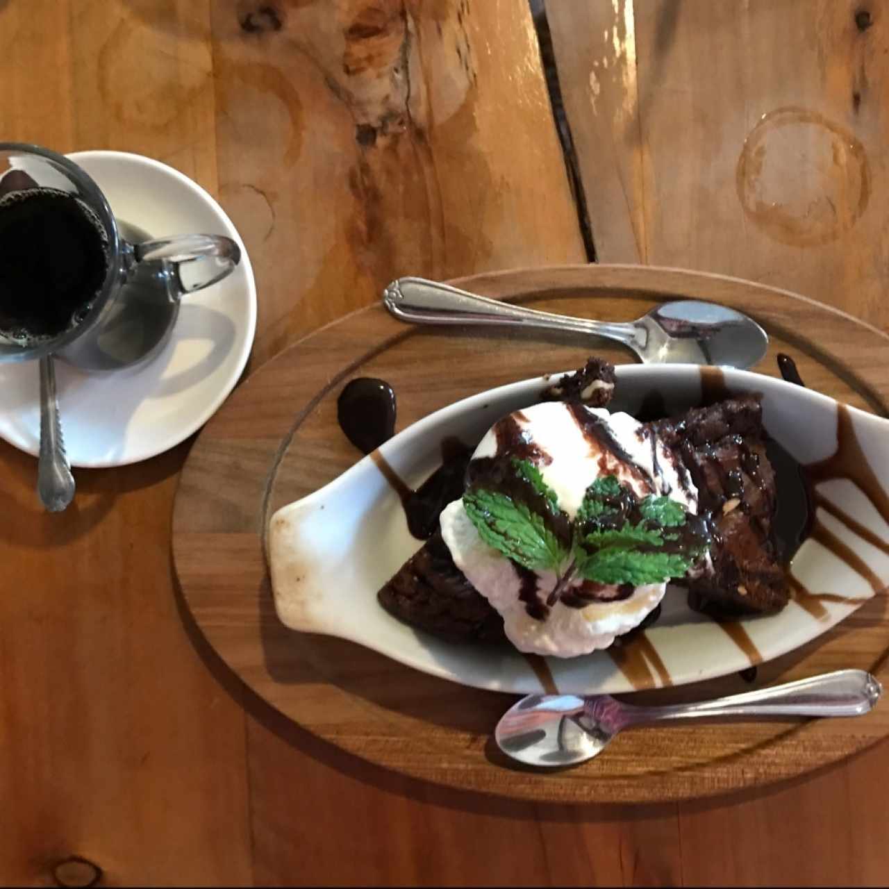 Brownie con Helado y Café Negro