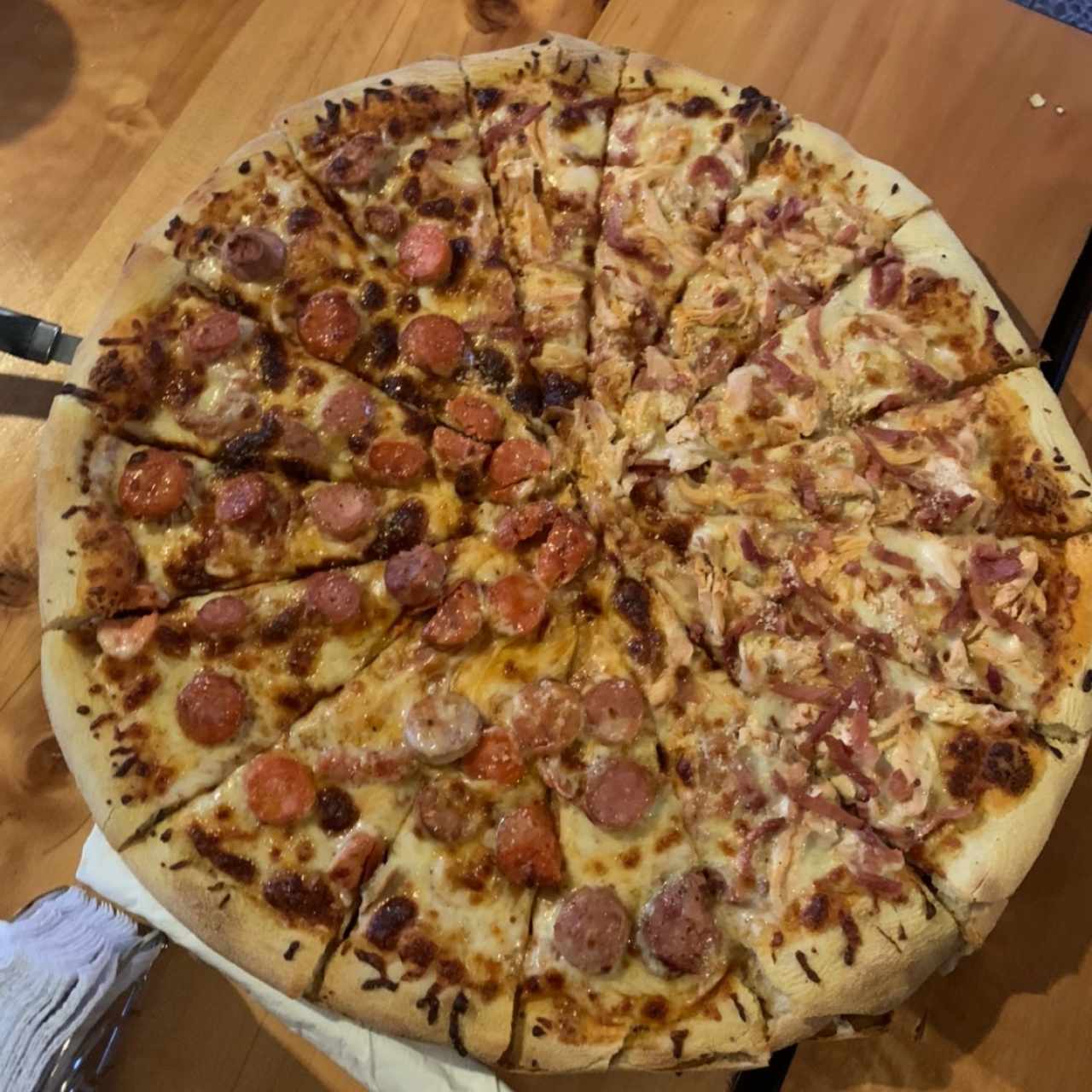 Pizza de Chorizo Mixto & Pollo con Jamon