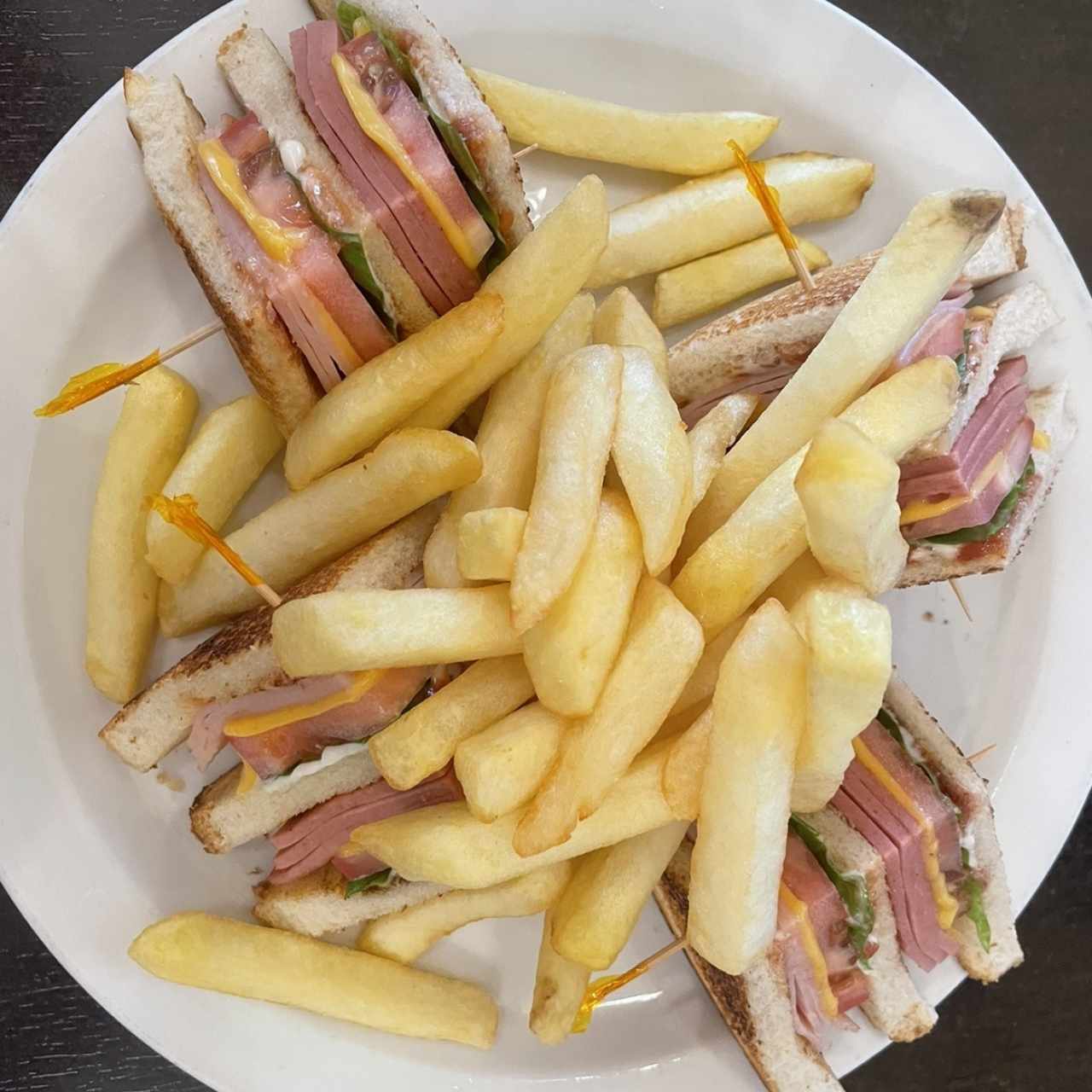 Emparedado Club Sandwich con Papas Fritas
