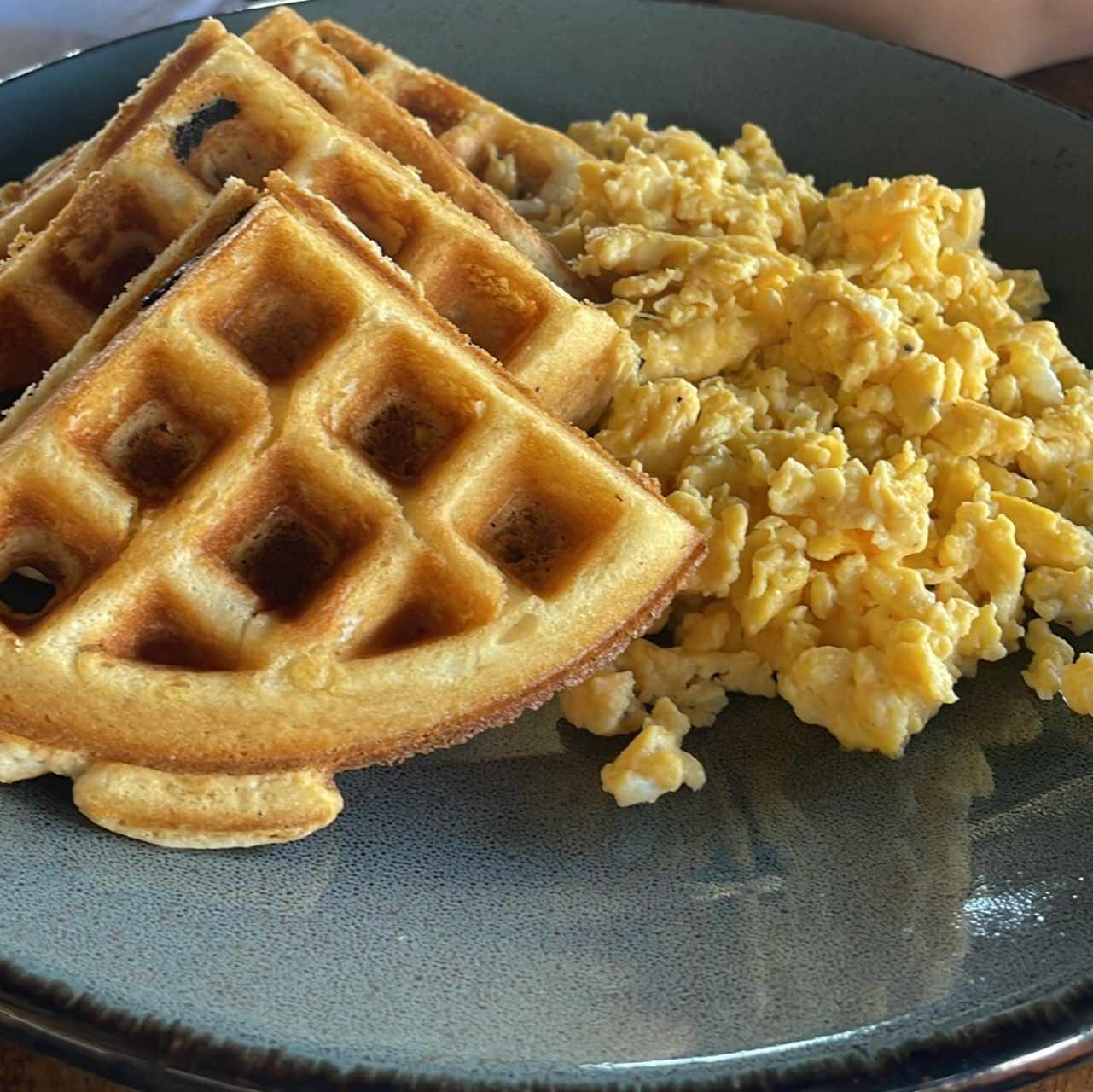 Waffles con huevo revueltos 