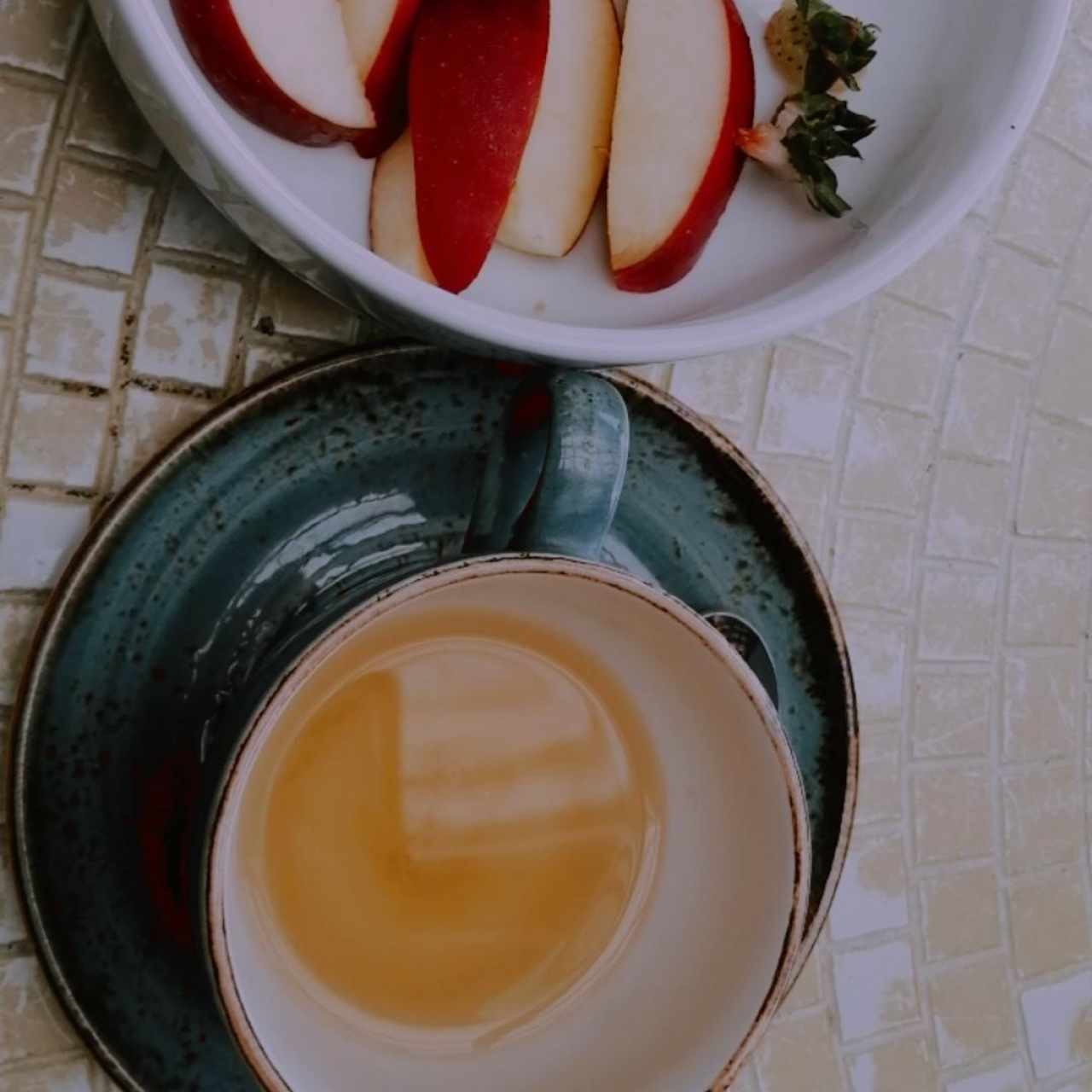 Té de manzanilla y ensalada de frutas de manzana y fresas