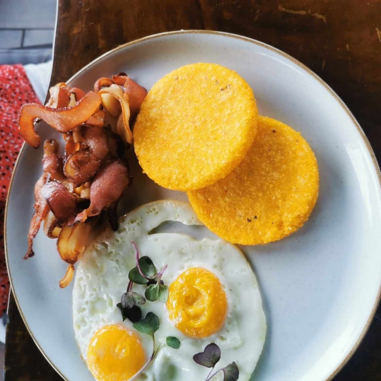 Desayuno bacon huevo frito y tortilla