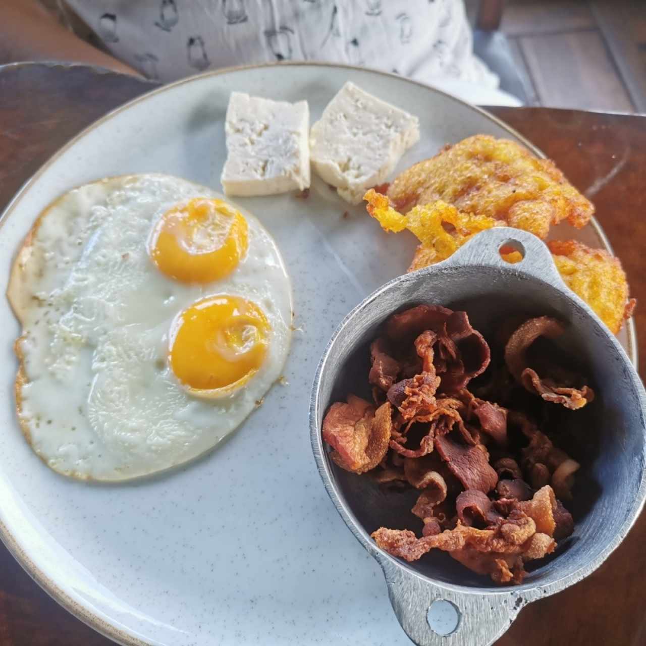 Desayuno torrejitas de maiz, bacon y huevo frito