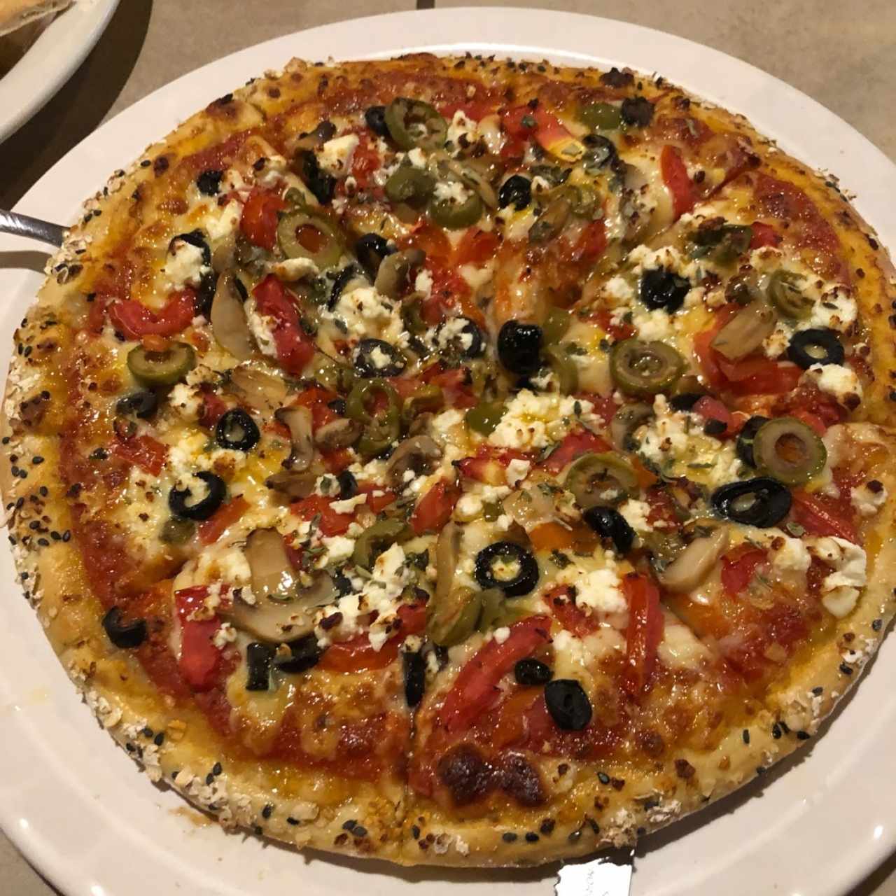 Pizza de Hongos, Tomate, Feta y Aceitunas Verdes y Negras