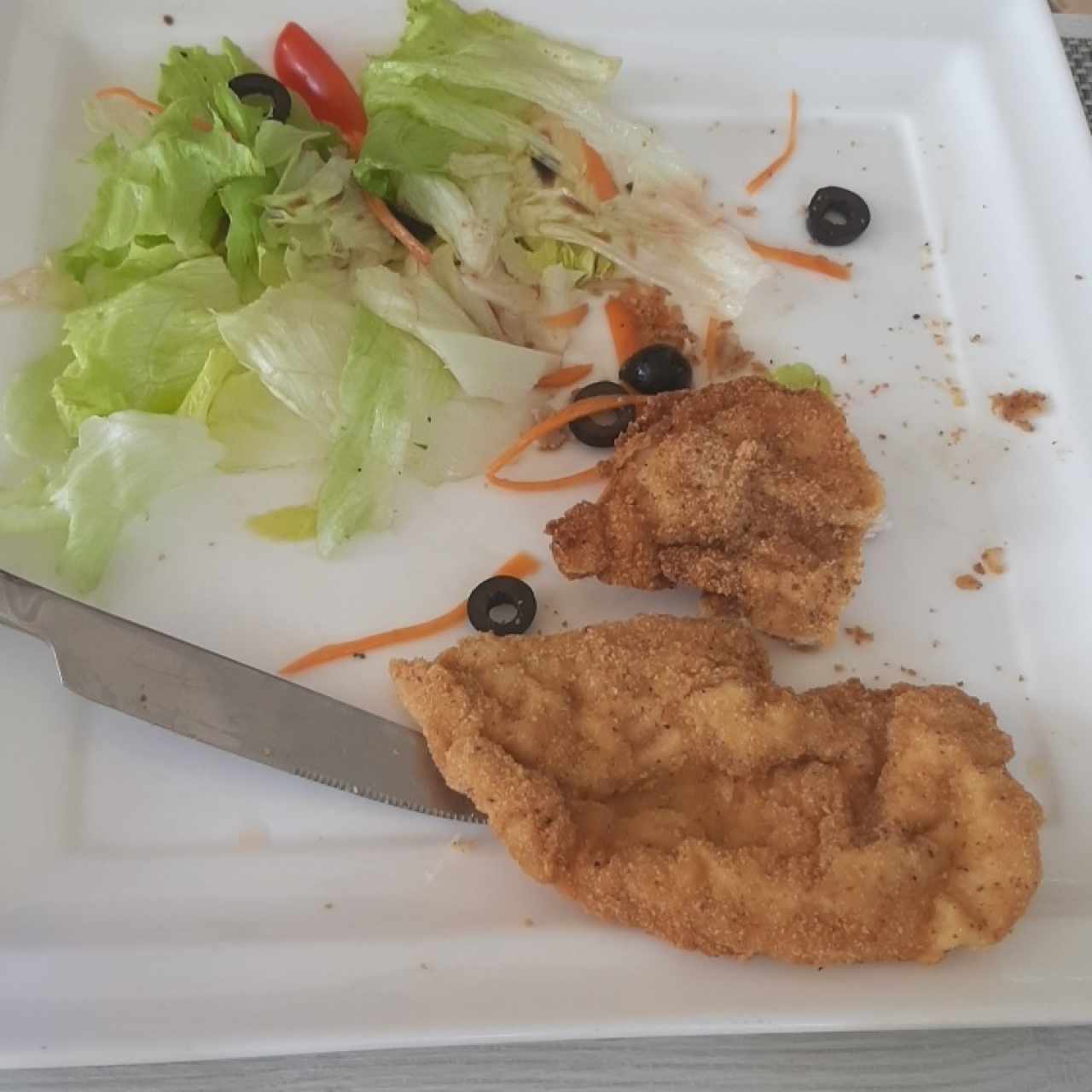pollo apanado con ensalada