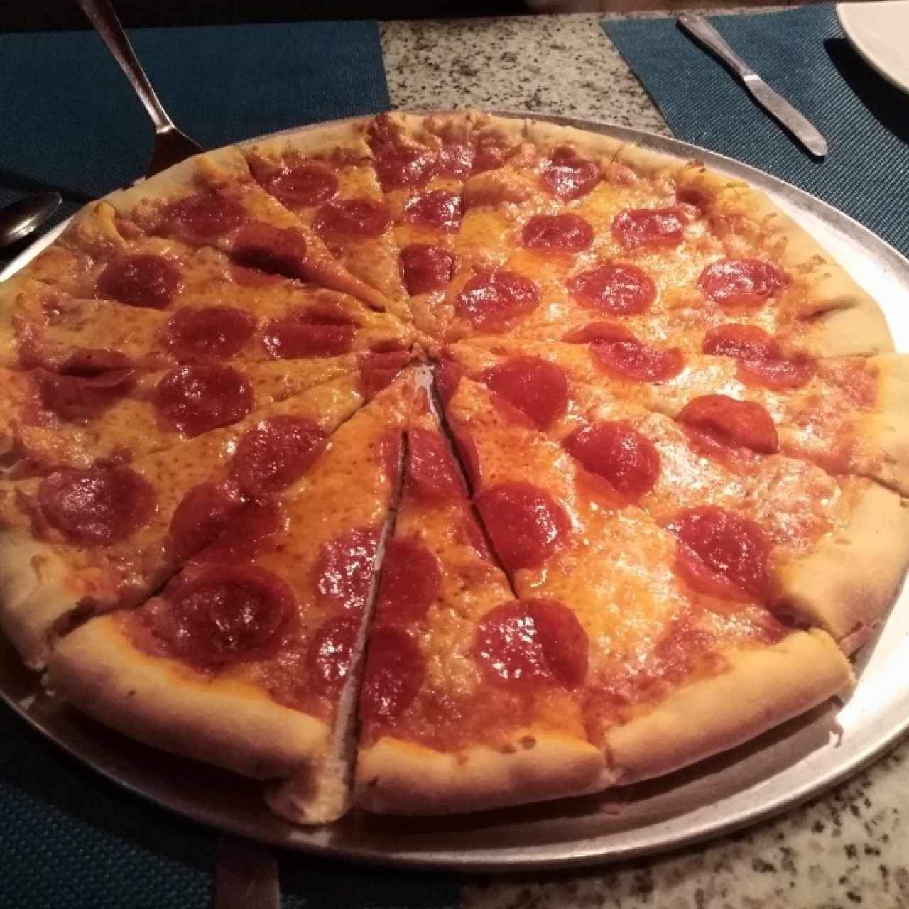 Pizza de pepperoni familiar